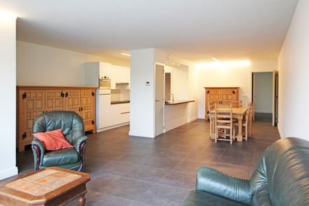 Ruim, gelijkvloers appartement met 2 slaapkamers, terras en een autostaanplaats! - Foto 2