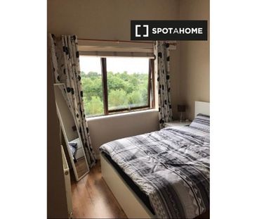 Spacious room in 3-bedroom apartment, Blanchardstown, Dublin - Photo 3