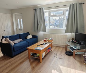 Room in a Shared Flat, The Warren, E12 - Photo 1