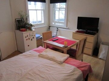 Large double studio with separate kitchen - £240pw - Photo 1