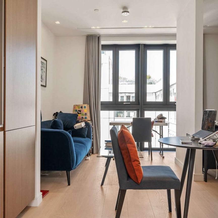 Sixth floor of the highly regarded Lincoln Square, a luxury studio bedroom apartment situated within the picturesque Lincoln's Inn Square. - Photo 1