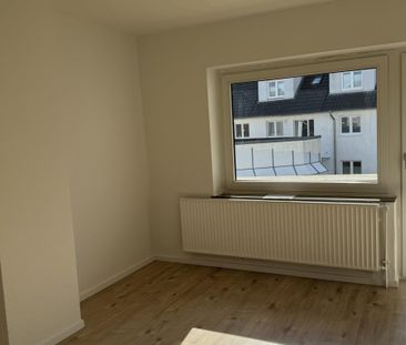 Freshly renovated 3-room apartment with balcony - Photo 1