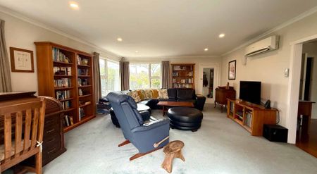 FULLY FURNISHED LARGE FAMILY HOME IN EXCELLENT LOCATION! - Photo 4