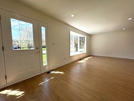 For Lease - 8 Devins Drive Unit# Main Floor, Aurora, Ontario - Photo 2