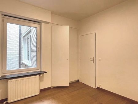 Dit 2 slaapkamerappartement op de 2de verdieping is gelegen in het centrum van de stad en werd enkele jaren geleden gerenoveerd. - Photo 3