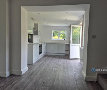 2 bedroom semi-detached house to rent - Photo 3