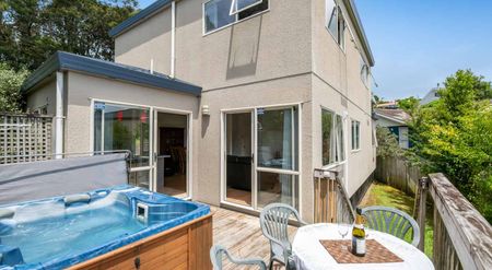 Sunny Coastal Living – Walk to Hatfields Beach - Photo 3