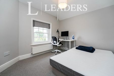 3 bedroom semi-detached house to rent - Photo 2