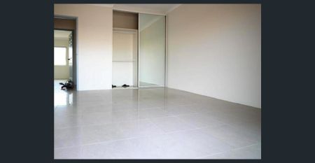 Spacious 4-Bedroom Townhouse in a Quiet, Well-Kept Complex - Photo 3