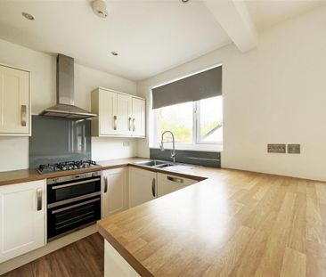 3 bedroom Semi-detached house to rent - Photo 1