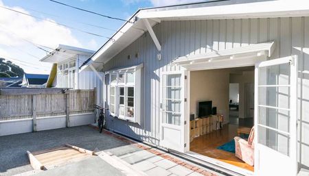 Spacious Sunny home in Lyall Bay - Photo 3