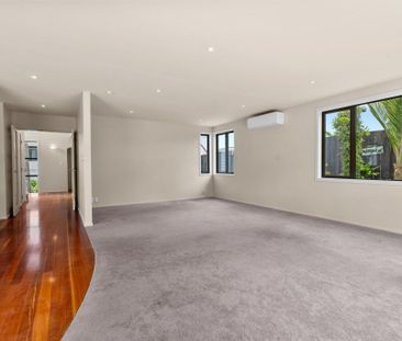 Large and Light Filled - Easy 10 minute walk to the Beach! - Photo 2