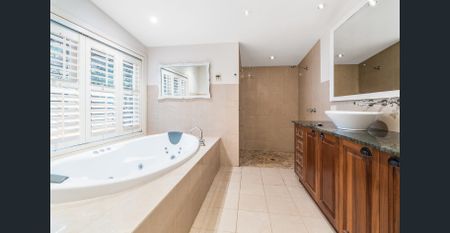 SPLASH INTO SUMMER! - Photo 5