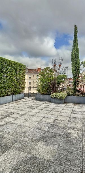 Lyon 3 : Magnifique T5 avec cuisine équipée, terrasse arborée et garages - Photo 1