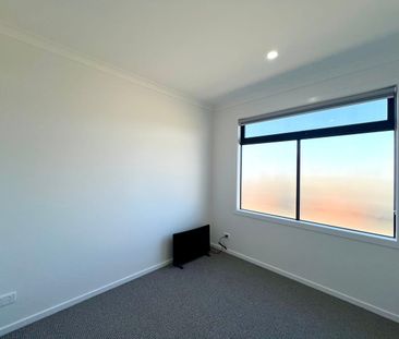 Stylish & Modern Townhouse in Mickleham - Photo 3