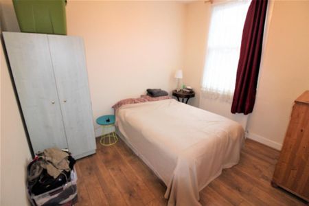 4 bedroom terraced house to rent - Photo 5