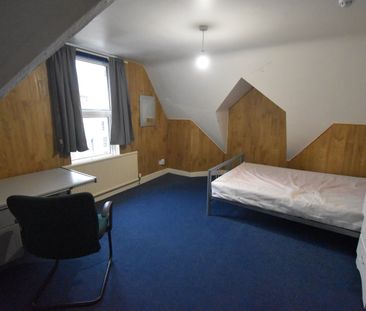 5 Bed Terraced House, Christchurch Road, RG2 - Photo 2