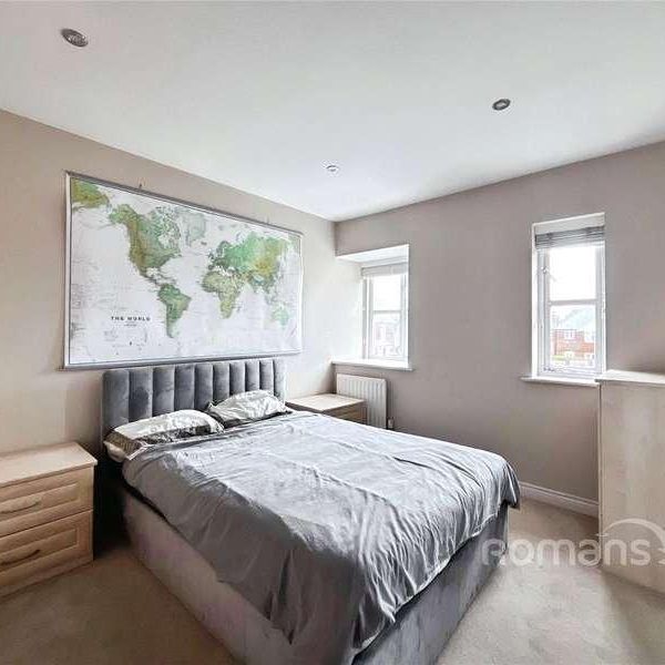 Woodland Crescent, Farnborough, Hampshire, GU14 - Photo 1