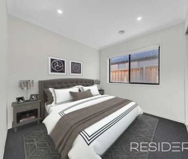 “FAMILY HOME CLOSE TO ALL AMENITIES!!” - Photo 2