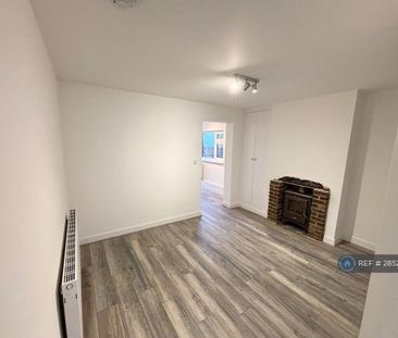 3 bedroom end of terrace house to rent - Photo 5