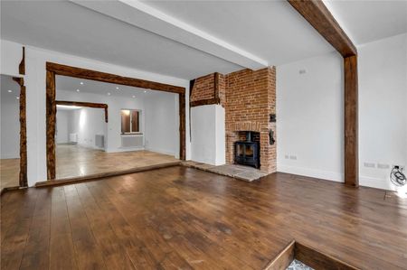 A beautiful period house in the heart of Odiham with modernised bathrooms and kitchen and its very own safe door. - Photo 2