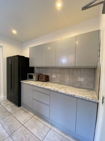 Room in a Shared House, Broadlands Road, SO17 - Photo 3