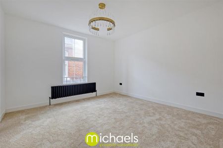 4 bedroom semi-detached house to rent - Photo 5