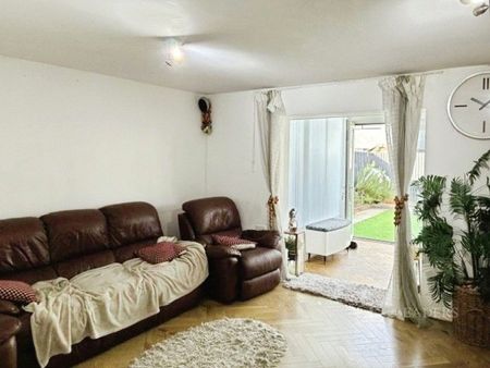 4 bedroom townhouse to rent Dame Judith Way, Portsmouth, PO6 - Photo 3