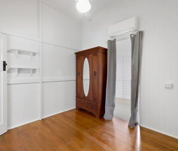 A classic Queenslander brimming with charm and convenience - Photo 4