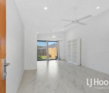 Ultra-Modern Studio Living - Private Grassed Courtyard with Garden ... - Photo 2