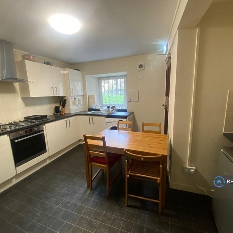 1 bedroom in a flat share to rent - Photo 1