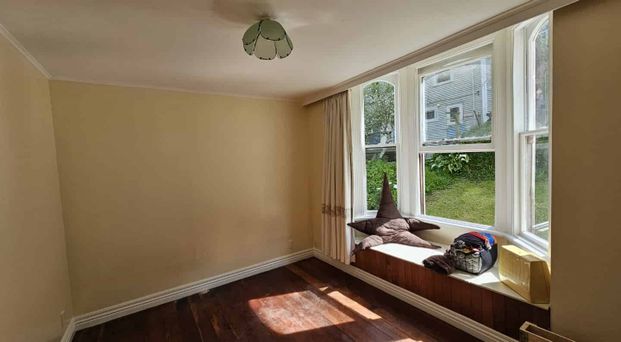 Spacious 5-Bedroom Family Home - Photo 1