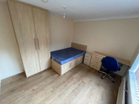 5 Bed Semi-Detached House, Clifton Avenue, M14 - Photo 3