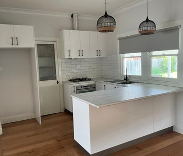 Cute and close in - Photo 3