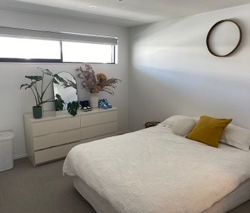 Spacious sunny top floor apartment. - Photo 5