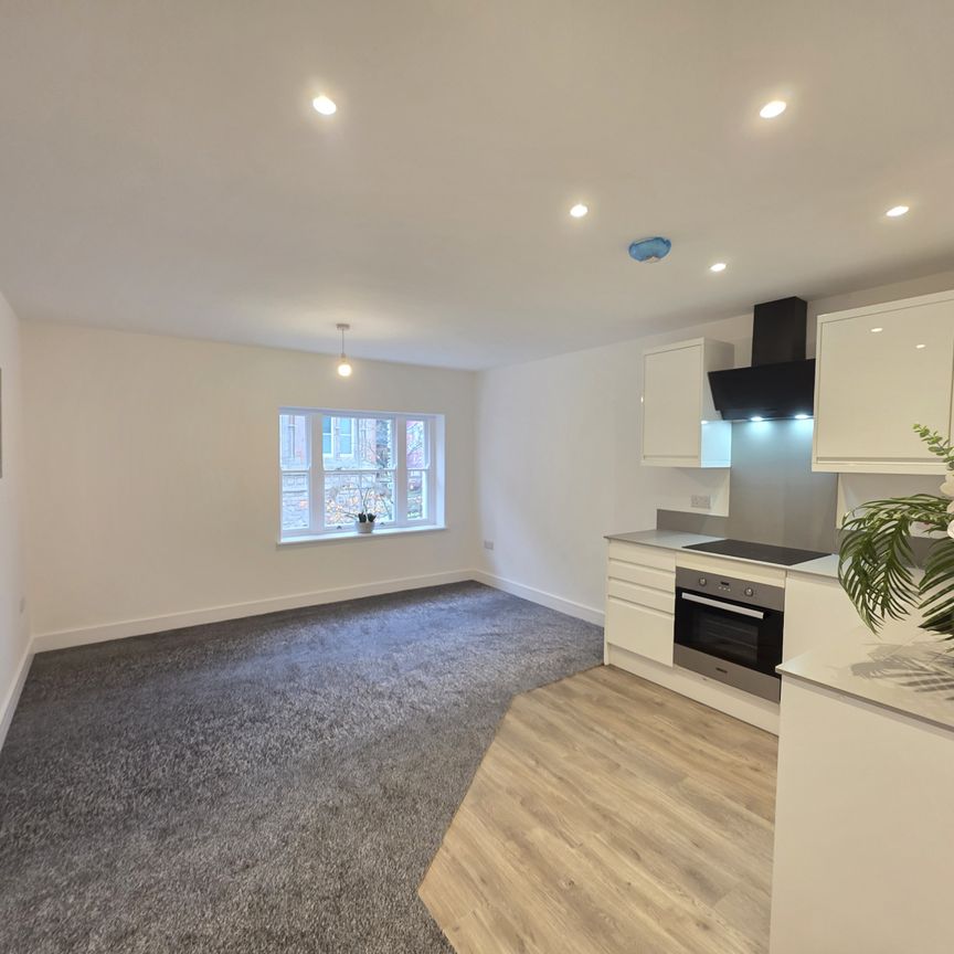 Two bed Top-floor Apartment - Photo 1