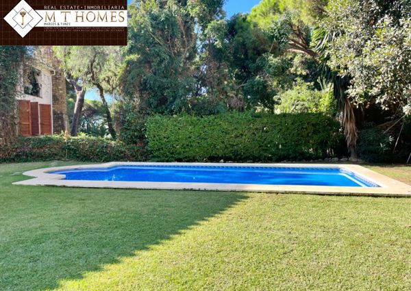 LARGE DETACHED VILLA WITH PRIVATE POOL AND GARDEN