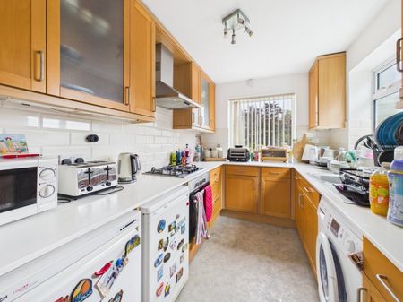 Chalfont Avenue, Amersham, Buckinghamshire,HP6 - Photo 3