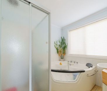 3 BEDROOM HOME IN CRANBOURNE WEST! - Photo 2