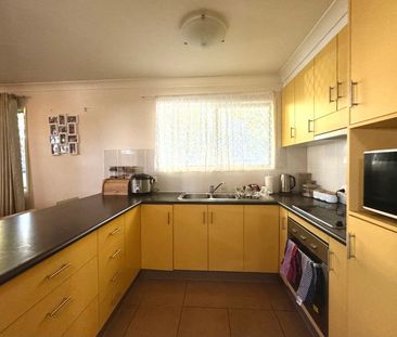 3 BEDROOM PROPERTY, MODERN WITH ENSUITE, WALK TO TOWN CENTRE AND GO... - Photo 6