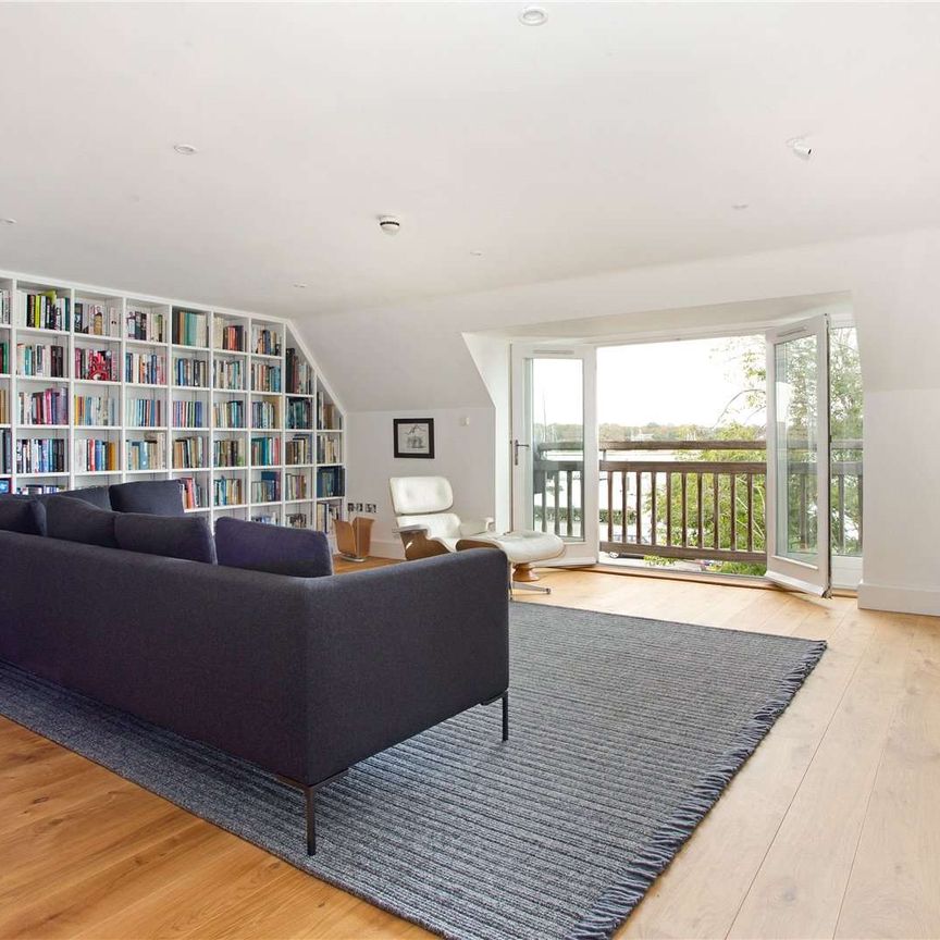 An opulent town house with stunning views of The River Hamble. - Photo 1