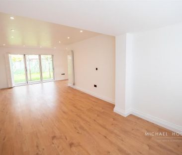 4 bedroom detached house to rent - Photo 3