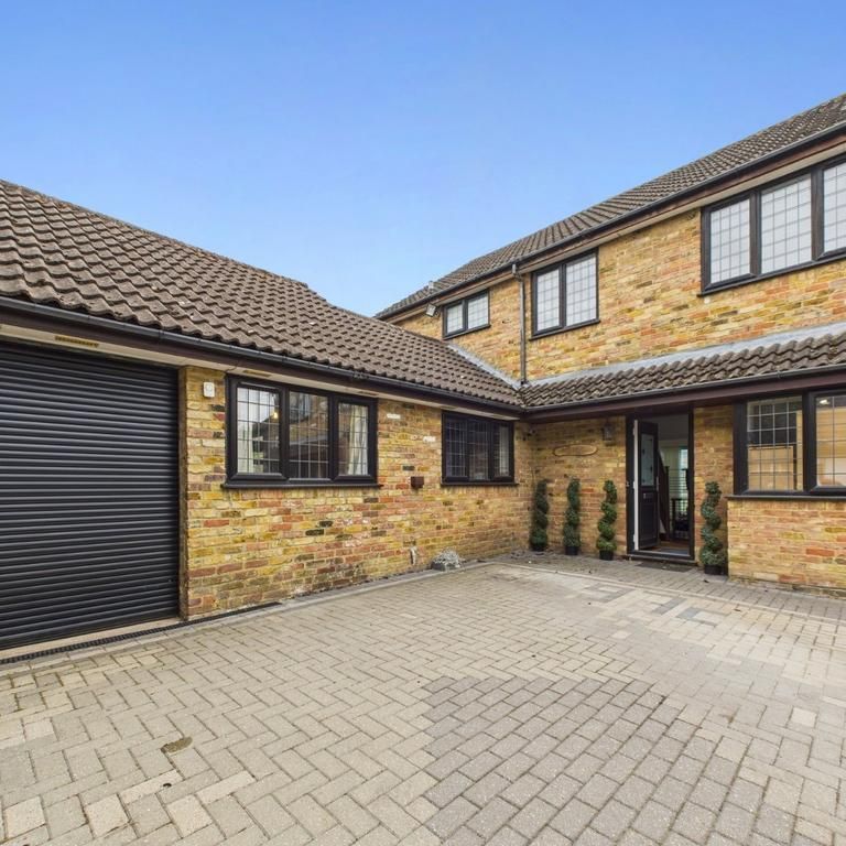 4 bedroom detached house to rent - Photo 1