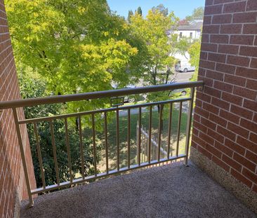 Immaculate condition - Approx 5 Min to Stockland Shopping Centre & ... - Photo 2