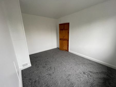 3 Bed Terraced House, Thornton Avenue, LS12 - Photo 2