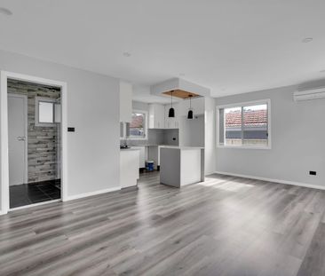 Stylish & Private Granny Flat with Separate Street Access- Walk to ... - Photo 5