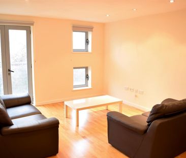 2 bedroom Flat To Let - Photo 3