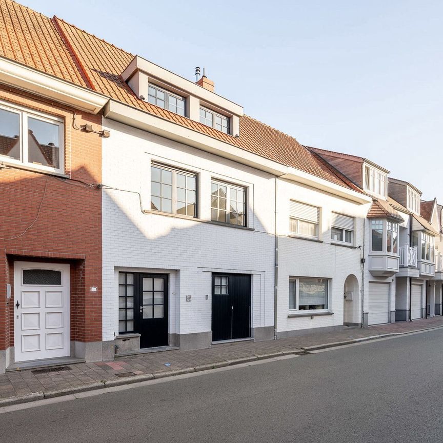 Instapklare, gemeubelde rijwoning met 5 slaapkamers en tuin – hartje Oud-Knokke - Foto 1