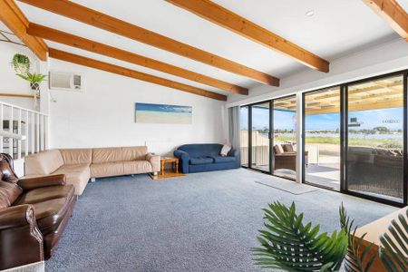 Classic Riverfront Holiday Home with River Access - Photo 3