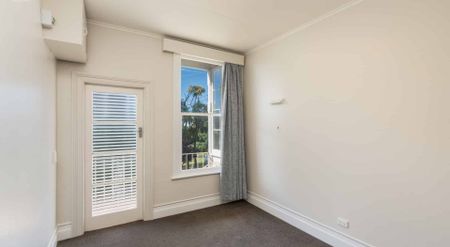 Sunny Upstairs Apartment - Photo 5